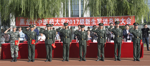优秀教官上台领奖
