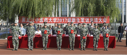 优秀内务标兵代表上台领奖