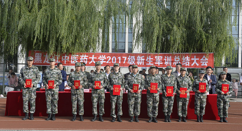 优秀辅导员上台领奖