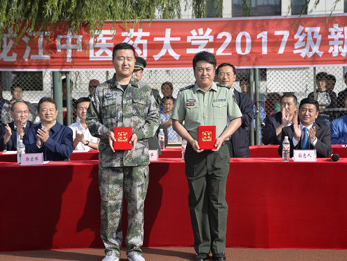 优秀军训教师上台领奖