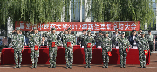 优秀内务寝室代表上台领奖