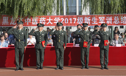 优秀复转学生教官上台领奖