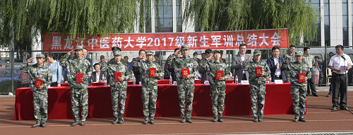 优秀训练标兵代表上台领奖