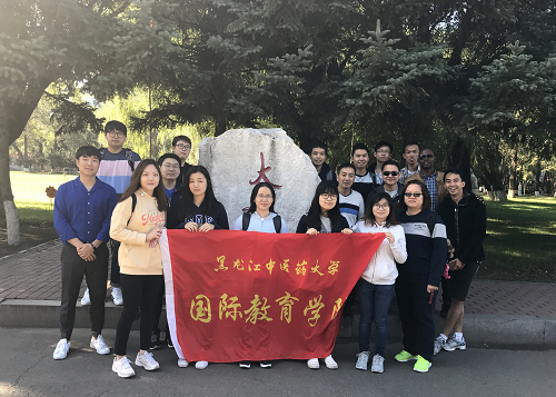 2017级来华留学生在大医之路文化园参观时留影