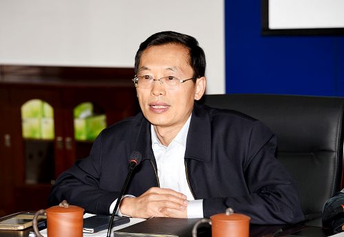 校党委书记王福学主持会议并作中心发言