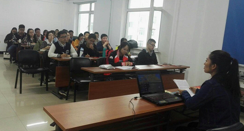 同学们围绕习近平总书记给大学生的“回信”精神进行座谈交流