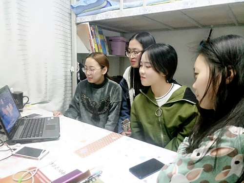学生党支部观看专题片
