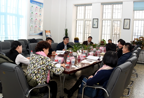 调研工作组召开党委理论学习中心组学习情况座谈会