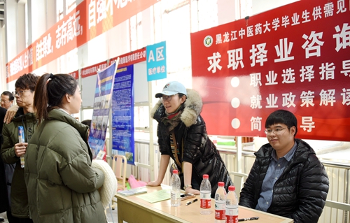 此次洽谈会现场还设立了求职择业咨询台,由辅导员老师为毕业生提供职业选择指导、就业政策解读、简历指导等服务,帮助毕业生解决求职过程中遇到的问题。